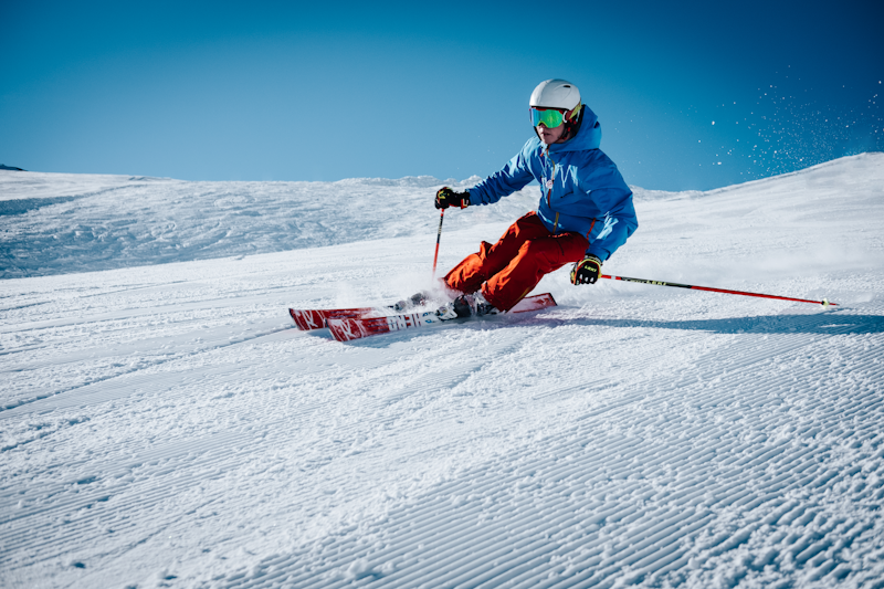 Kind beim Skifahren in den Alpen.